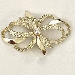 Vintage Gerrys Gold Toned Bow Brooch!